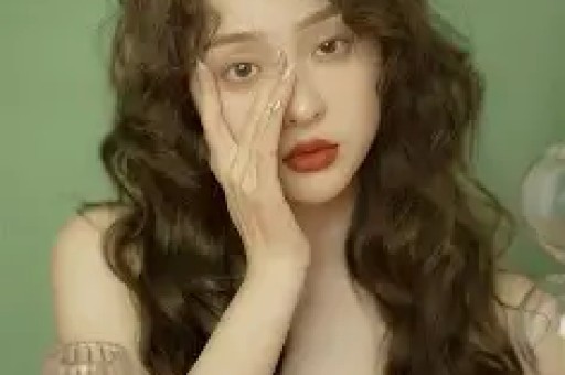 大瓜！曝某95后顶流女星自称是合作男演员的女友对方受不了死缠烂打拉黑了她